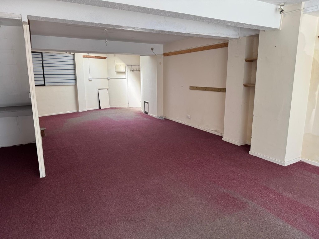 Lot: 66 - FREEHOLD THREE STOREY TOWN CENTRE BUILDING WITH POTENTIAL - Entrance area